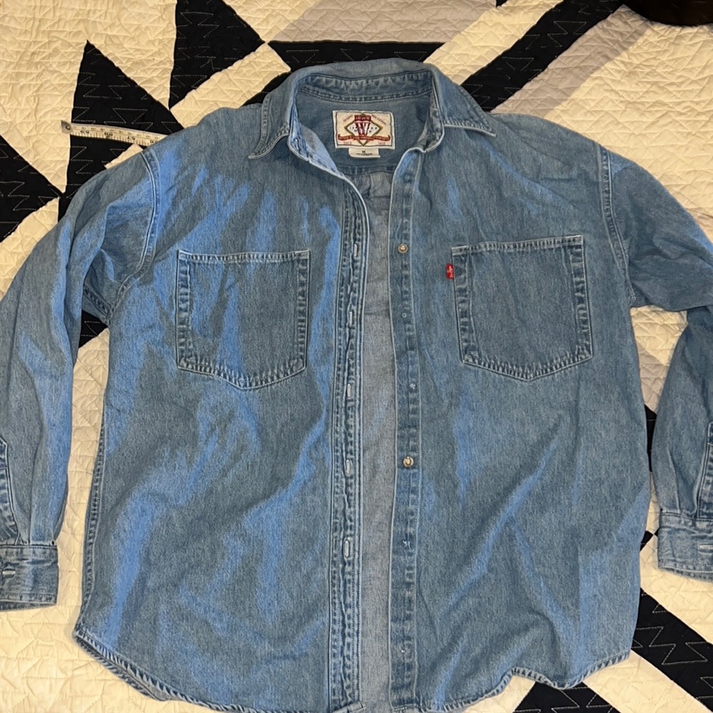 Vintage Levi’s button down denim shirt medium